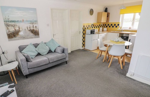 Scurlage Cabaña | AWEL-Y-MOR, pet friendly, with a garden in Port Eynon