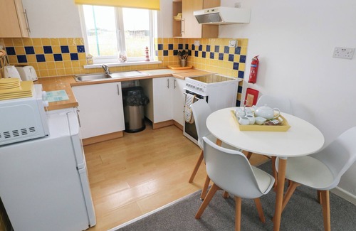 Scurlage Cabaña | AWEL-Y-MOR, pet friendly, with a garden in Port Eynon