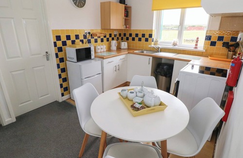 Scurlage Cabaña | AWEL-Y-MOR, pet friendly, with a garden in Port Eynon