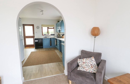 Llanfaelog Cabaña | AWELFRYN, family friendly, with open fire in Rhosneigr