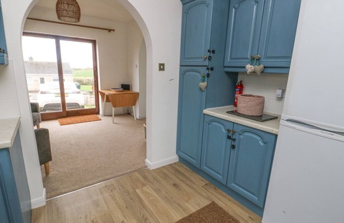 Llanfaelog Cabaña | AWELFRYN, family friendly, with open fire in Rhosneigr
