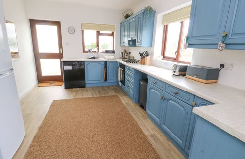 Llanfaelog Cabaña | AWELFRYN, family friendly, with open fire in Rhosneigr