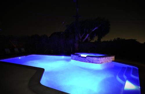 Orange Casa | Awesome 5 bedroom 3 bath pool home with in-ground jacuzzi
