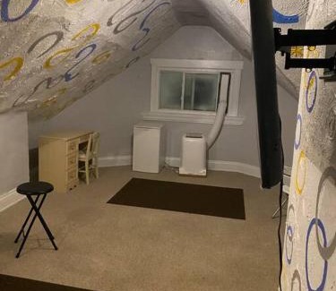 Walnut Hills Apartamento | Awesome Attic Studio Private Room 3A