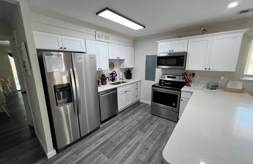 Northeast Virginia Beach Condominio | Awesome Beach Getaway! 1 block to the ocean, with a big pool in the back.