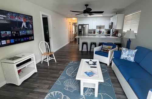 Northeast Virginia Beach Condominio | Awesome Beach Getaway! 1 block to the ocean, with a big pool in the back.