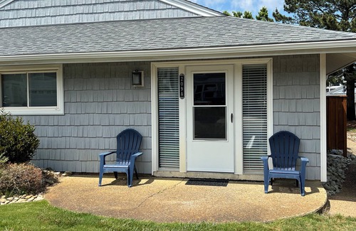 Northeast Virginia Beach Condominio | Awesome Beach Getaway! 1 block to the ocean, with a big pool in the back.