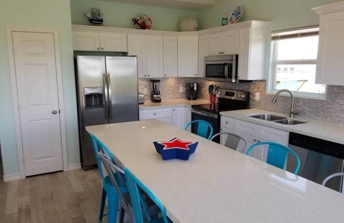 Crystal Beach Casa | Awesome Deck, fenced yard! Pet & kid friendly!