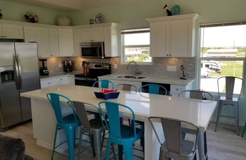 Crystal Beach Casa | Awesome Deck, fenced yard! Pet & kid friendly!