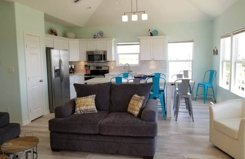 Crystal Beach Casa | Awesome Deck, fenced yard! Pet & kid friendly!