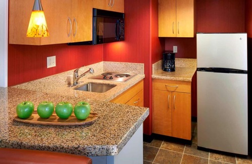 Warren Complejo | Awesome Find! Unit with Full Kitchen, Pets Allowed, Free Breakfast!