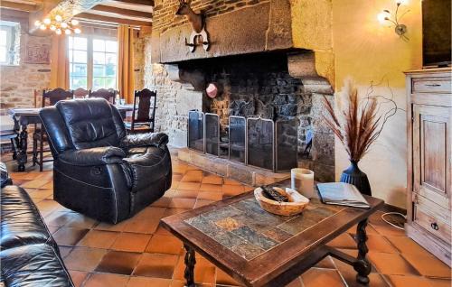 Saint-Brice-de-Landelles Casa | Awesome Home In Saint-Brice-De-Landell