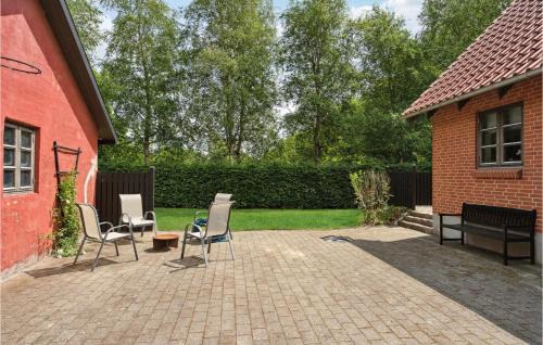 Bække Casa | Awesome Home In Bække With Kitchen