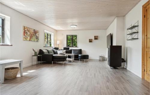 Bække Casa | Awesome Home In Bække With Kitchen