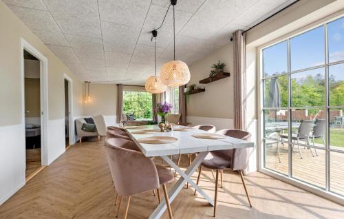 Hovborg Casa | Awesome Home In Hovborg With Kitchen