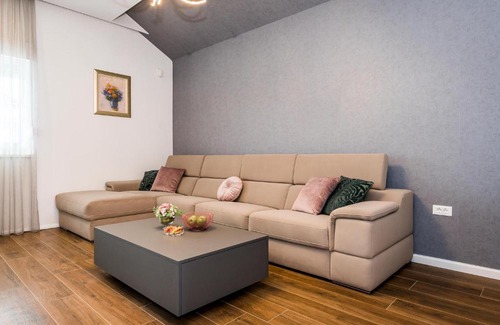 Gornje Planjane Casa | Awesome Home In Unesic With Outdoor Swimming Pool
