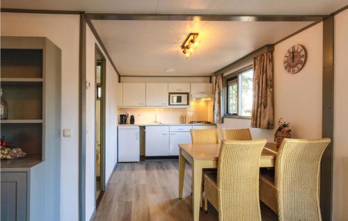 Knikkerdorp Casa | Awesome Home In Well With Kitchen