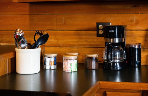 Pine Creek Cabina | Awesome views - private mountaintop cabin - outdoor fire pit + pet friendly!