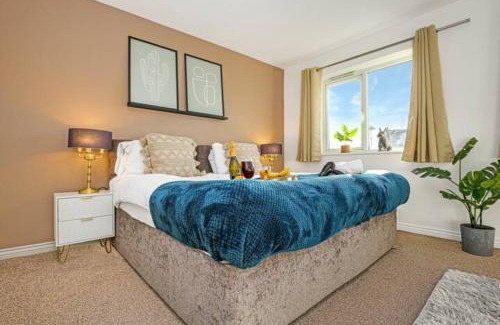Aylesbury Casa | Aylesbury House with Free Parking, Super-Fast Wifi and Smart TV with Netflix by Yoko Property