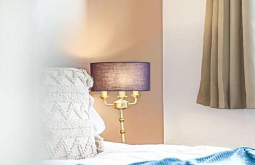 Aylesbury Casa | Aylesbury House with Free Parking, Super-Fast Wifi and Smart TV with Netflix by Yoko Property