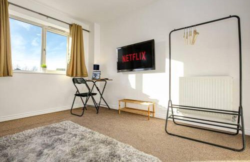 Aylesbury Casa | Aylesbury House with Free Parking, Super-Fast Wifi and Smart TV with Netflix by Yoko Property