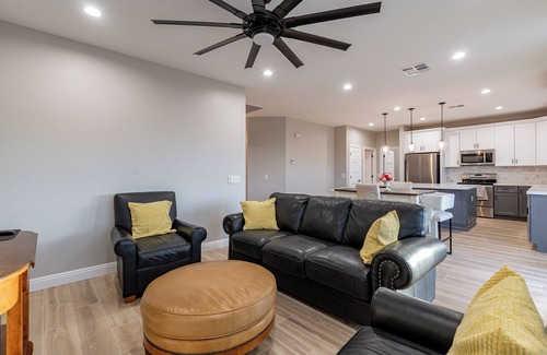 Gilbert Casa | AZ GO Rentals: 2022 built, 3bd/2ba, 2car garage and PICKLEBALL COURT! DETACHED!