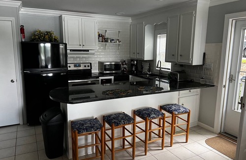 Mayhew Cabaña | Azalea Cottage 1Br/1Ba with spacious Deck overlooking LKN and 2 Private docks.