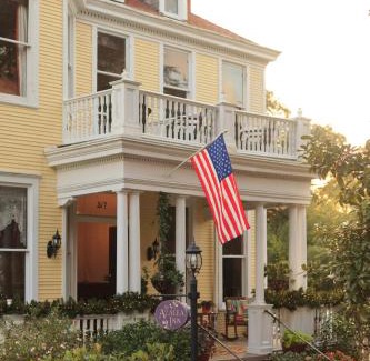 Historic Downtown Savannah Cama Y Desayuno | Azalea Inn and Villas