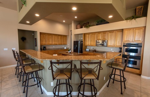 Peoria Casa | Amplio Sunset Estate con piscina, privacidad y cerca de todo menos los vecinos