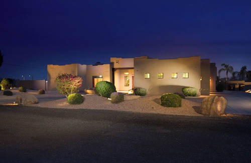 Peoria Casa | Amplio Sunset Estate con piscina, privacidad y cerca de todo menos los vecinos