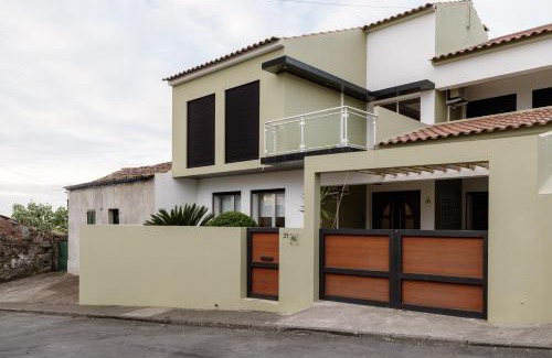 Ribeira Grande Casa | Azores Mountain View