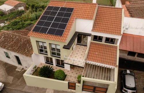 Ribeira Grande Casa | Azores Mountain View