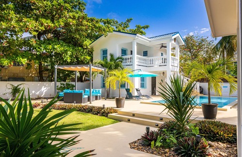 San Pedro Casa | AZUL VISTA VILLAS a private tropical estate with a fabulous pool for 12+ people!