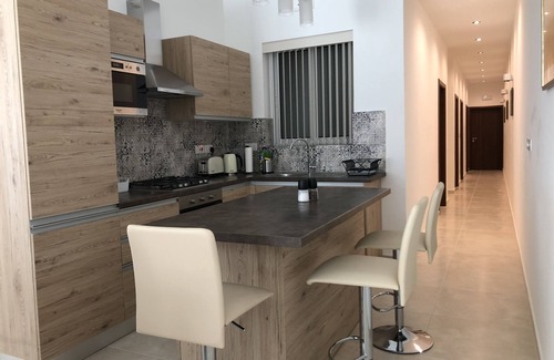 Marsalforn Apartamento | Azure Cottage: Hermoso y moderno apartamento de 3 dormitorios con piscina comunitaria
