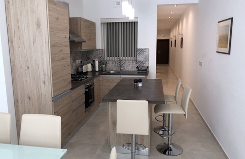 Marsalforn Apartamento | Azure Cottage: Hermoso y moderno apartamento de 3 dormitorios con piscina comunitaria
