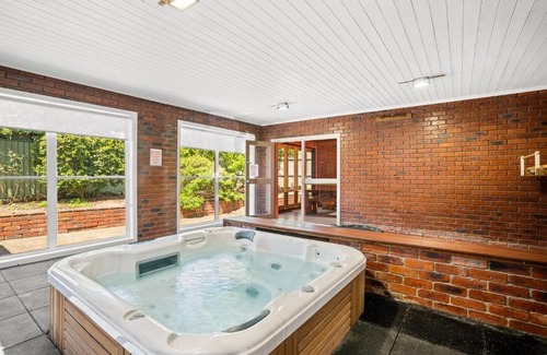 Clifton Springs Casa | Azure Majesty - Clifton's Grand Waterfront Haven