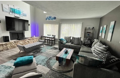 Indianapolis Casa | Azure Tri-Level Vaulted Luxury Loft Home Sleeps 12