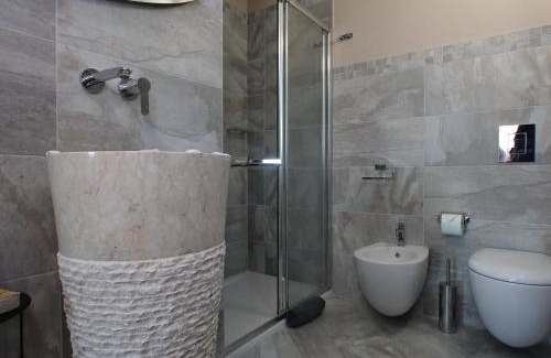 Desenzano del Garda Cama Y Desayuno | B&B Bellavista Exclusive in zona centrale con piscina riscaldata e Jacuzzi vista lago LA COLAZIONE viene servita in una pasticceria rinomata ed esclusiva esterna alla struttura