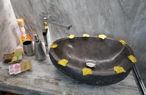 Desenzano del Garda Cama Y Desayuno | B&B Bellavista Exclusive in zona centrale con piscina riscaldata e Jacuzzi vista lago LA COLAZIONE viene servita in una pasticceria rinomata ed esclusiva esterna alla struttura