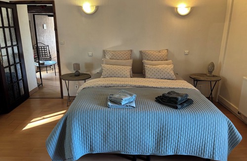 Saint-Martin-des-Fontaines Cama Y Desayuno | B&B suite with swimming pool between Puy du fou and the ocean