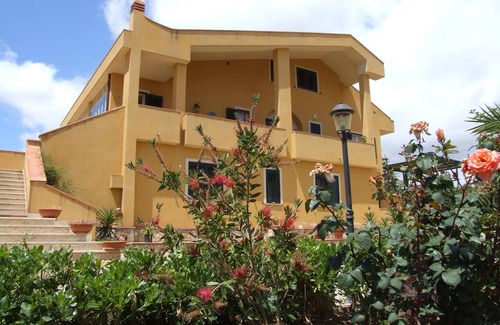 Caltanissetta Villa | B & B St. ELIA ROSA suites: VILLA ENCANTO situado en el histórico Parque DUBINI