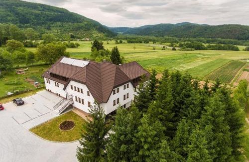 Vrelo Korenicko Cama Y Desayuno | B&B Villa Angy