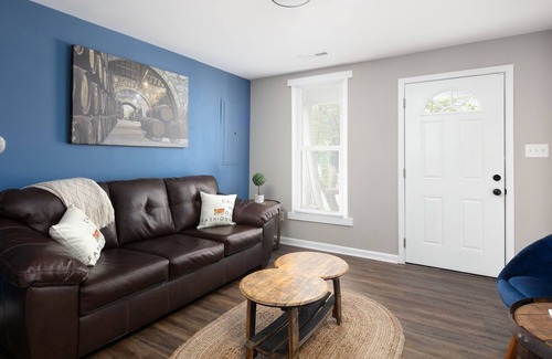 Downtown Casa | B&Ds Cottage l 1 mile to Rupp & Main l Cheery 3B2B
