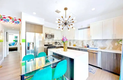 North Hollywood Casa | InstaWorthy NoHo Gem: Near Universal Studios - Hot Tub - BBQ - Free Parking!