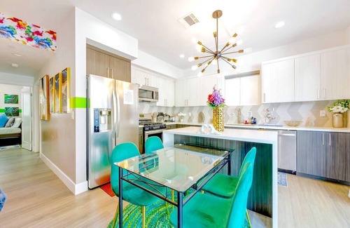 North Hollywood Casa | InstaWorthy NoHo Gem: Near Universal Studios - Hot Tub - BBQ - Free Parking!