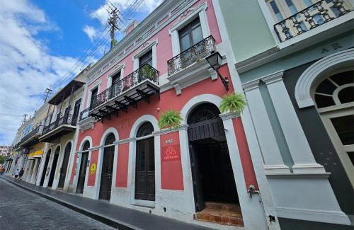 San Francisco Apartamento | B&W, 2BR, Near Beach, WIFI, AC in Old San Juan