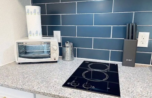 St. Johns Apartamento | B15 Poolside 1st Floor - Queen Bed Studio