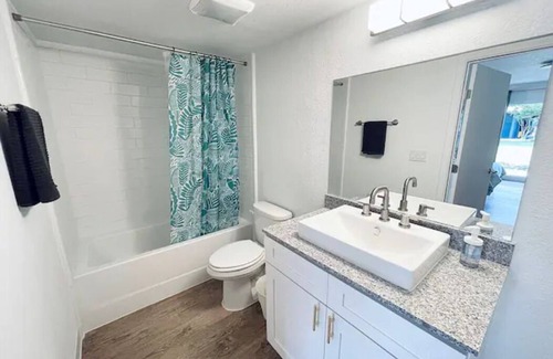 St. Johns Apartamento | B15 Poolside 1st Floor - Queen Bed Studio