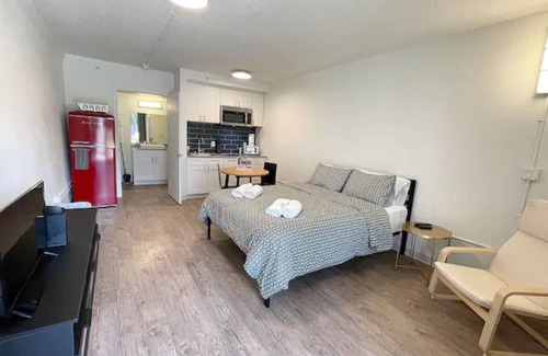 St. Johns Apartamento | B15 Poolside 1st Floor - Queen Bed Studio