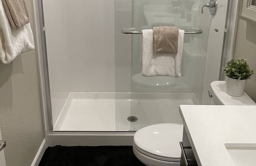 Roseville Casa | B2- Nice Private bedroom and bathroom in Roseville